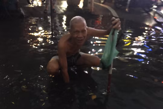 Đường ở TP. Thủ Đức mênh mông nước sau cơn mưa lớn: Người dân tự tay moi rác tại cống thoát nước