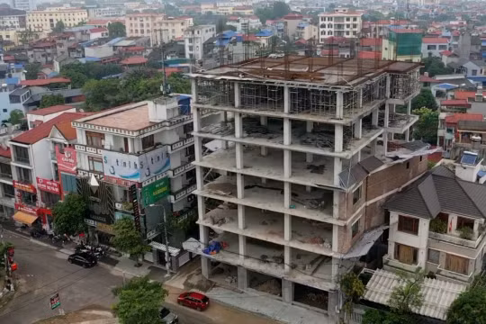 Thái Nguyên: Ngang nhiên xây dựng tòa nhà lớn trái phép trên đất nông nghiệp