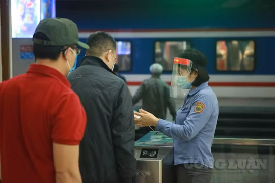 Thêm tàu khách Bắc - Nam tạm dừng chạy do vắng khách