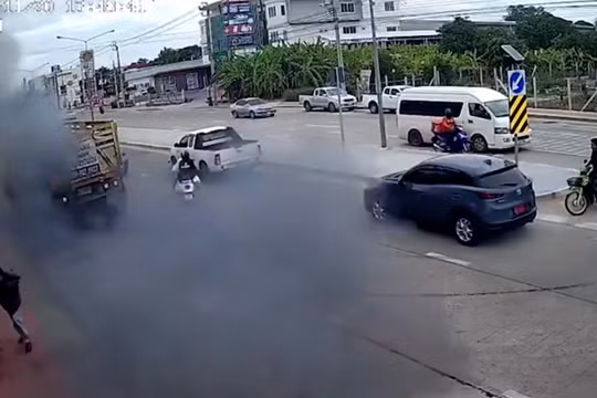 Lốp xe phát nổ kinh hoàng, bắn lên không trung như "tên lửa"