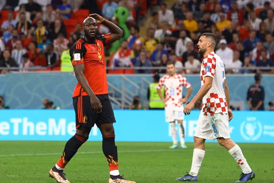 Lukaku "giận cá chém thớt", đấm vỡ kính khu kỹ thuật