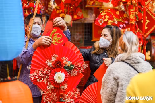 Người dân đổ ra đường mua sắm đồ trang trí Tết