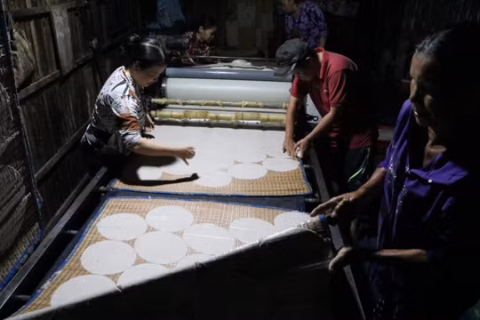 Làng nghề bánh phồng “đỏ lửa” ngày cận Tết