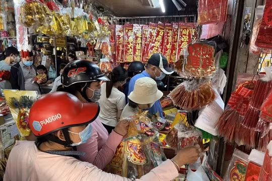Chợ 'cõi âm' lớn nhất TP. HCM buôn bán tấp nập trước ngày ông Công ông Táo
