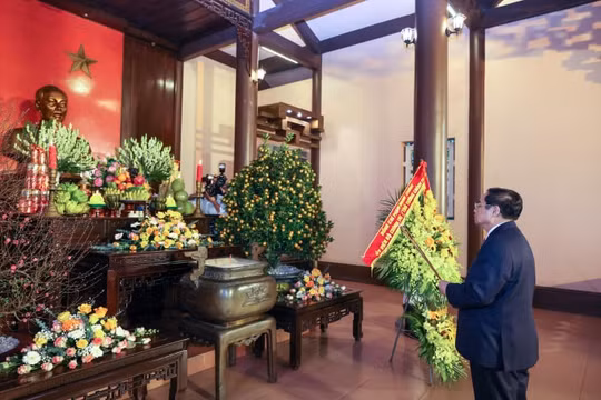 Thủ tướng dâng hương, dâng hoa tưởng nhớ Chủ tịch Hồ Chí Minh