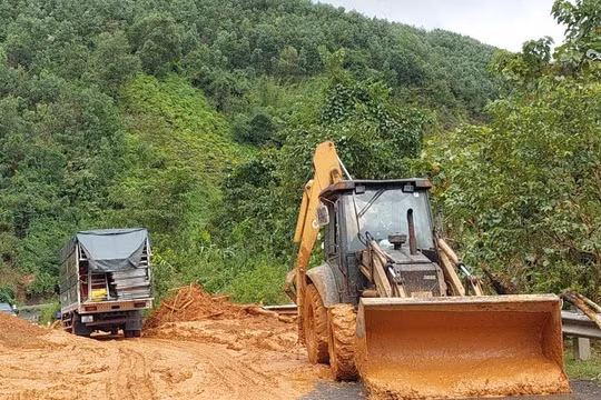 Bộ Giao thông Vận tải yêu cầu bảo đảm an toàn giao thông, khắc phục sạt lở sau mưa lũ