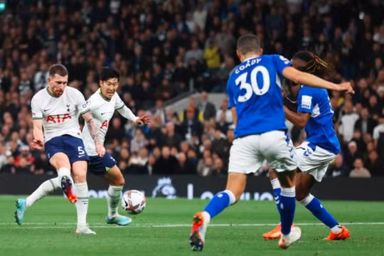 Tottenham đánh bại Everton, cân bằng điểm số với Man City