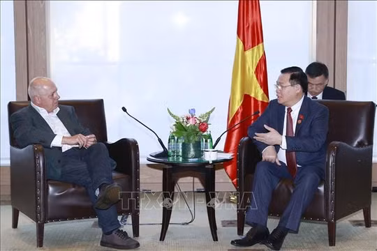 Chủ tịch Quốc hội Vương Đình Huệ tiếp Bộ trưởng Ngân khố bang Victoria