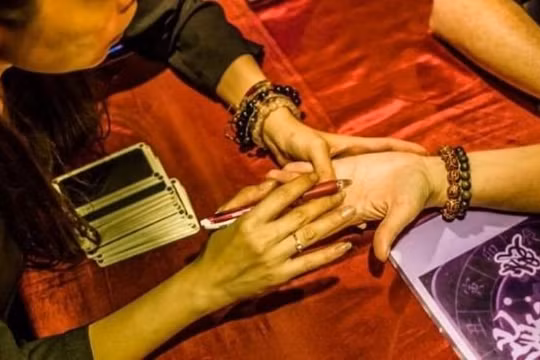 Mơ thấy đi bói toán là điềm gì? Con số may mắn liên quan