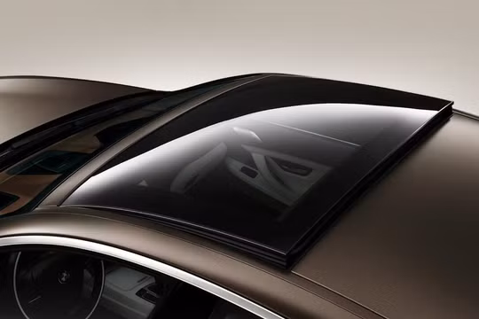 Xe điện của BMW có thể sạc bằng cửa sổ trời và kính chắn gió