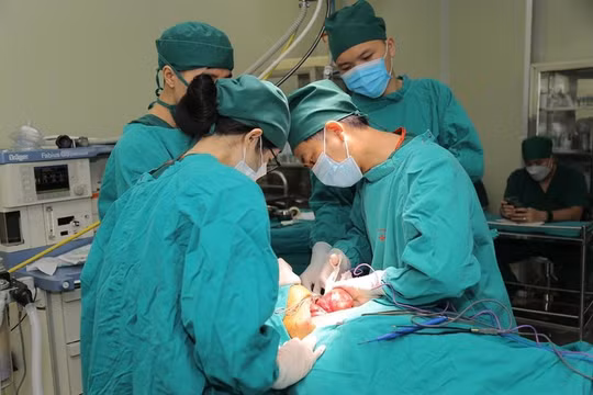 Bóc khối u tuyến giáp khổng lồ cho cụ ông 78 tuổi