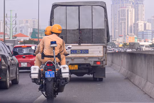 Bất chấp khung hình phạt nặng, nhiều tài xế vẫn ngang nhiên đi vào làn khẩn cấp trên Vành đai 3