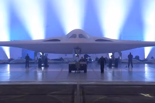 Mỹ ra mắt máy bay ném bom tàng hình mới B-21 Raider