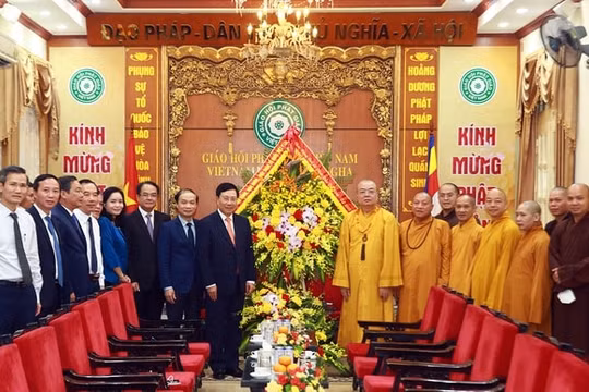 Phó Thủ tướng Thường trực Phạm Bình Minh chúc mừng Đại lễ Phật đản