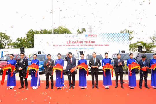 Khánh thành trạm sạc xe điện Vinfast đầu tiên tại cửa hàng xăng dầu PVOIL