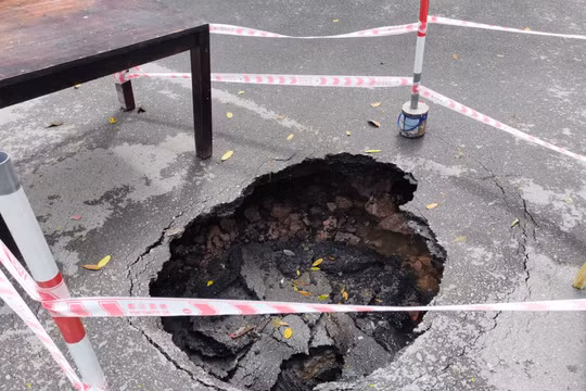 Hà Nội: "Hố tử thần" sâu gần 1m xuất hiện giữa ngã tư