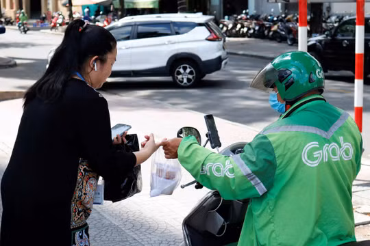 Yêu cầu Grab cung cấp thông tin về căn cứ để thu “phụ phí nắng nóng”