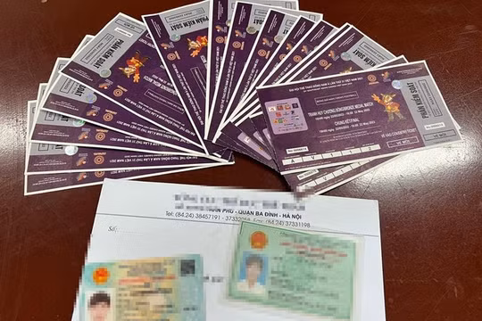 Xử phạt 2 phe vé rao bán giấy mời trận chung kết 20 triệu đồng/cặp
