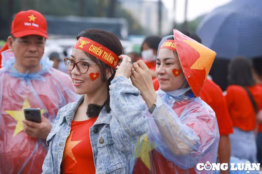 Hàng nghìn cổ động viên 'đội mưa' tới sân Mỹ Đình cổ vũ U23 Việt Nam