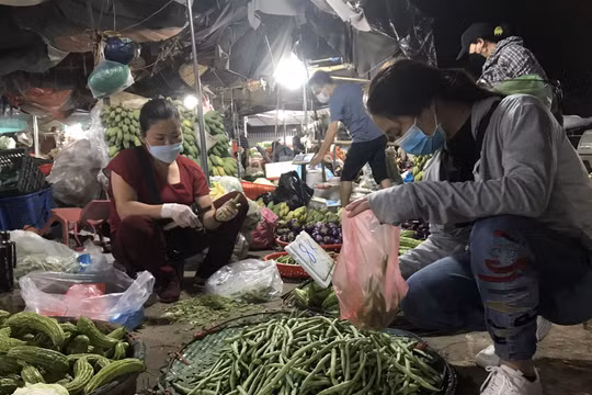 Người dân Thủ đô “đổ xô” đi chợ đầu mối để tiết kiệm chi phí