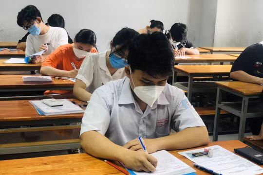 Hàng nghìn thí sinh dự thi Đánh giá năng lực đợt 2: Quyết tâm giành "vé" vào Đại học, Cao đẳng