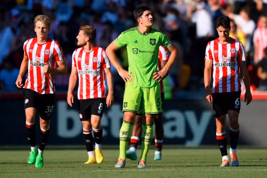 Thua thảm Brentford 0-4, Man Utd rơi xuống đáy BXH Ngoại hạng Anh