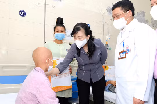 Quyền Bộ trưởng Bộ Y tế Đào Hồng Lan yêu cầu viện K rà soát lại khâu tiếp đón bệnh nhân