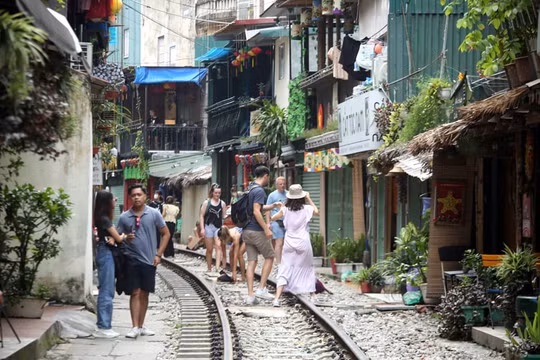 Hà Nội: Cảnh báo mất an toàn khi check-in tại phố cà phê đường tàu