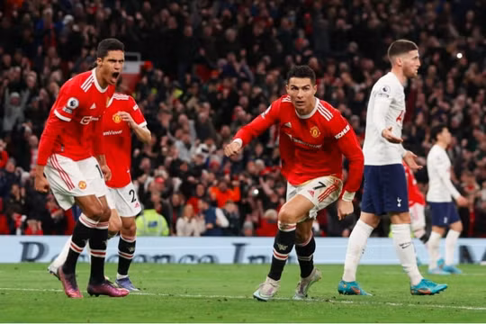 Ronaldo lập hat-trick giúp Man Utd đánh bại Tottenham