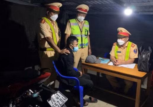 Cảnh sát giao thông truy đuổi, bắt gọn tên trộm xe máy trong đêm