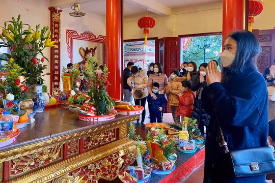 Sau nhiều ngày vái vọng người dân đã được vào lễ Phủ Tây Hồ