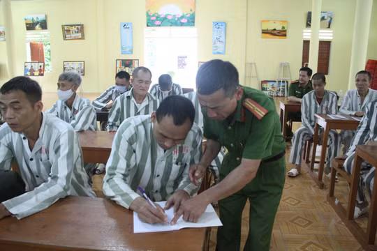 Lớp học đặc biệt trong trại giam