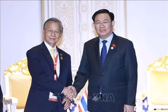 Chủ tịch Quốc hội Vương Đình Huệ gặp Chủ tịch Hạ viện Thái Lan
