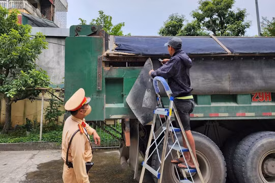 Hà Nội: Phát hiện xe cơi nới thành thùng thủy lực để chở quá tải