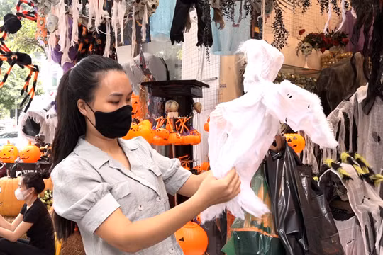 Đồ chơi kinh dị phố Hàng Mã "hút" khách dịp Halloween