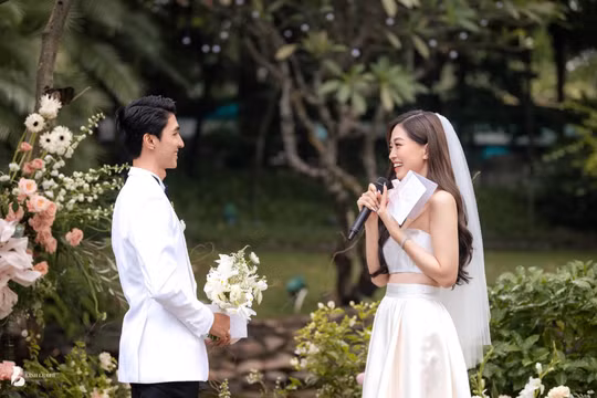 Phương Nga khóc trong lễ cưới