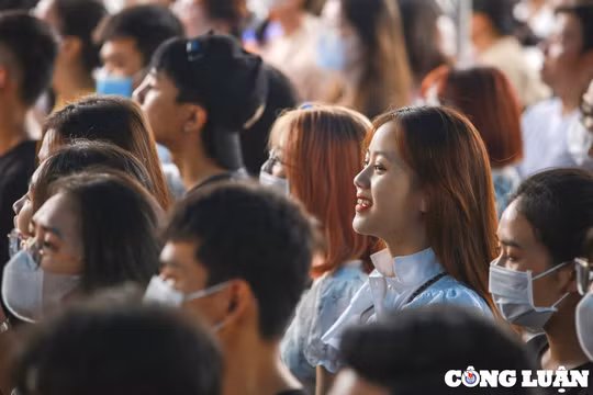 Hình ảnh các nữ sinh viên Đại học rạng rỡ trong lễ khai giảng năm học mới
