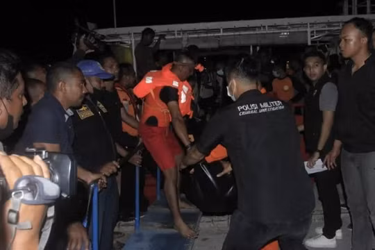 13 người thiệt mạng trong vụ cháy tàu cánh ngầm ở Indonesia