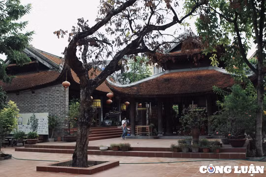 Khám phá nét kiến trúc độc đáo tại ngôi chùa cổ ven sông Hồng