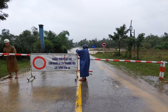 Mưa lớn, nhiều tuyến đường vào các thôn, bản ở Quảng Bình bị chia cắt