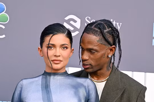 Travis Scott phủ nhận ngoại tình với bạn gái cũ sau lưng Kylie Jenner