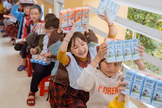 Vinamilk hỗ trợ hàng trăm ngàn sản phẩm dinh dưỡng cho học sinh và người dân 3 tỉnh miền Trung bị thiên tai