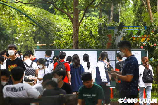 Hình ảnh thí sinh đi làm thủ tục dự Kỳ thi tốt nghiệp THPT năm 2022