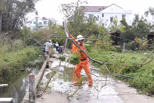 90% người dân miền Trung đã được cấp lại điện sau ảnh hưởng của bão Noru