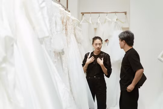 Ngô Thanh Vân nghẹn ngào khi chọn được váy cưới