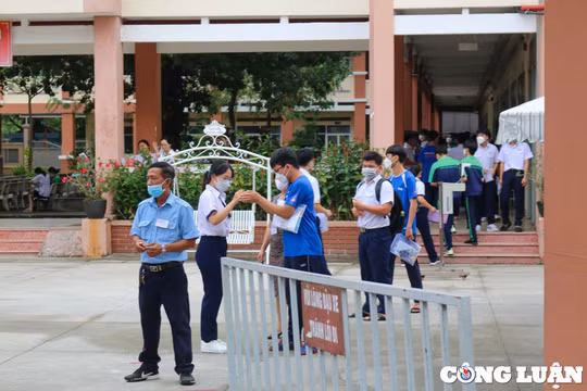 Thi tốt nghiệp THPT Quốc gia 2022: Thí sinh lo lắng, hồi hộp với bài thi ba môn tổ hợp