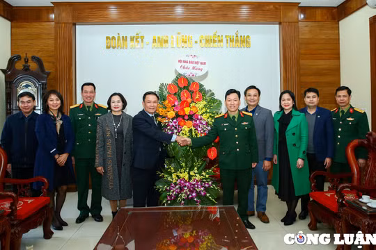 Hội Nhà báo Việt Nam thăm, chúc mừng Sư đoàn 312 nhân kỷ niệm 78 năm thành lập QĐNDVN
