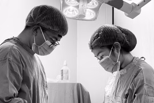 Phẫu thuật lấy 40 khối u trên cơ thể của hai anh em "người củi"
