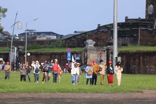 Thừa Thiên - Huế nói gì về thông tin du khách Thái Lan ‘chỉ chụp ảnh trước Ngọ môn rồi về’?