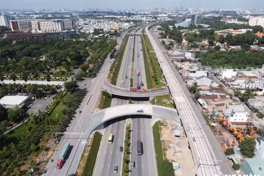 Các ngã đường TP.HCM thông thoáng, người dân thoải mái đi mua sắm ngày cuối năm
